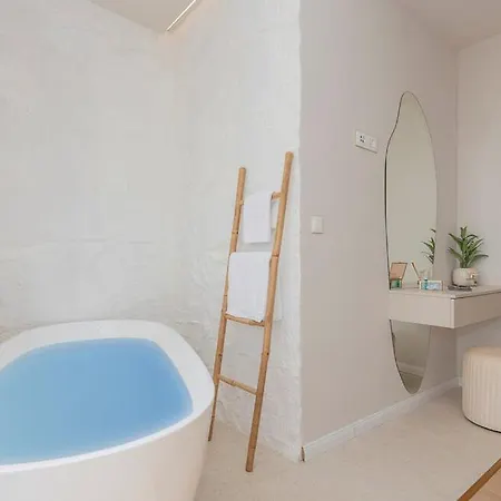 Rosemary East - Heated Infinity Swimming Pool - Jacuzzi - Kids Playroom - Sea View Makarska